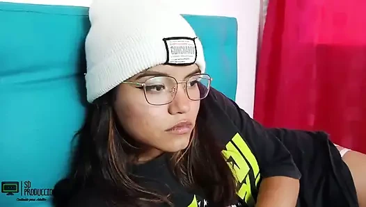 Ateşliyim ve bugün üvey kız kardeşimi sikmek istiyorum