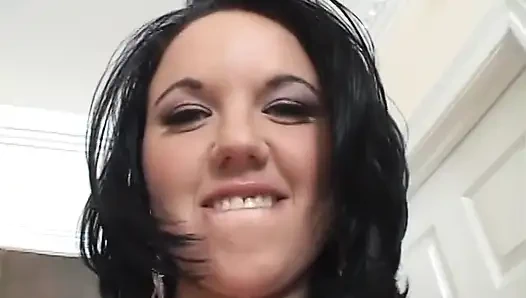 Üç adam bu muhteşem esmeri sikiyor ve yüzüne üç büyük boşalma yapıyor