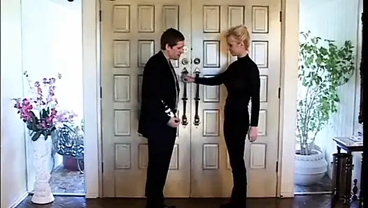 Seksi sarışın büyük yarak emiyor, otelde göt sikişi