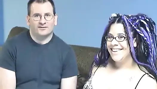 Sevimli genç kız azgın aygır yarağını emiyor ve sonra sikiliyor