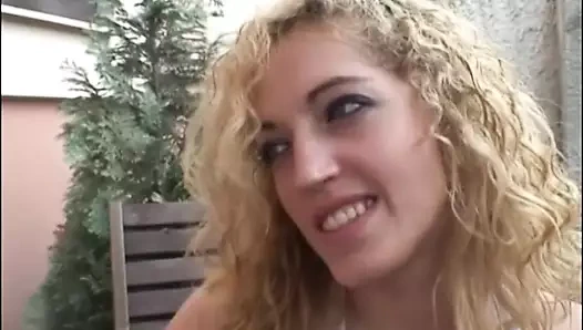 Güzel Hollandalı sarışın yüzünü mahvediyor