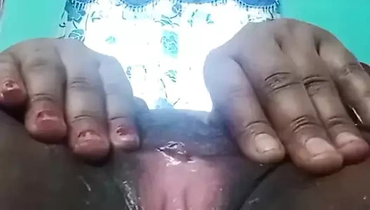 Hintli görüntülü baldız mobil standdan indirimli su çıkardı