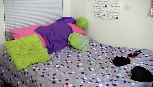 Doğal göğüsleri ile dövmeli kız bir vibratör ile onu klitoris dalga geçiyor