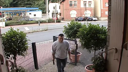 Büyük memeli Alman fahişeler ateşli eş değiştirmeli grup seks partisinin tadını çıkarıyor