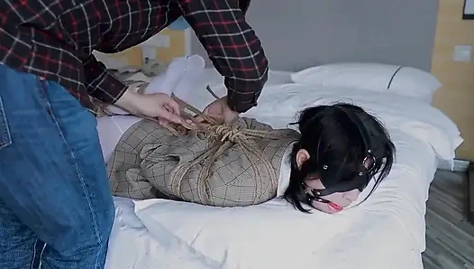 Hui09 - beyaz çoraplı jk kız iplerle yatağa bağlı.