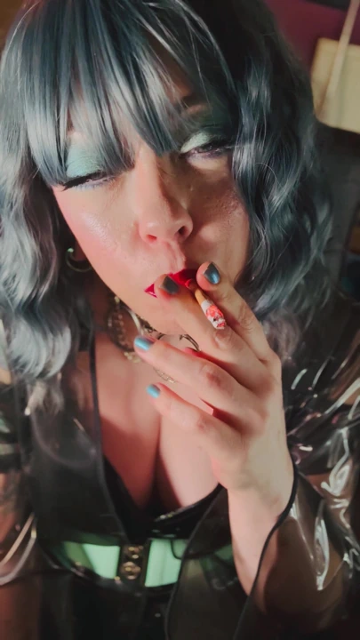 O bir pvc rüya! Tina Snua sürüklenen 2 sigara içiyor, snap inhales ve omi. Öksürük, sigara içen | Klip 2