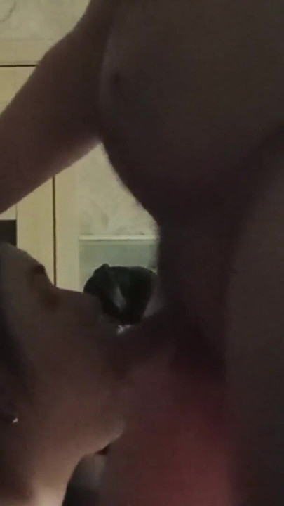 Büyük doğal memeli orta yaşlı seksi kadın emiyor ve döl yutuyor | Klip 1