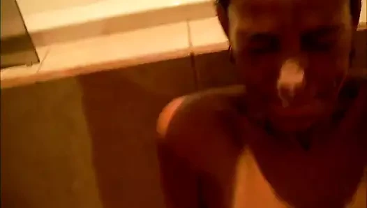 Genç latin yüzündeki boşalmayı sevmiyor