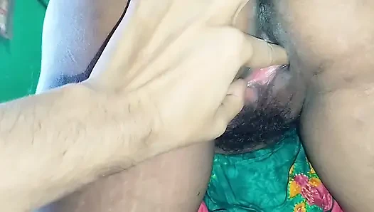 Kremsi ve kıllı amcığın yakın görünümü