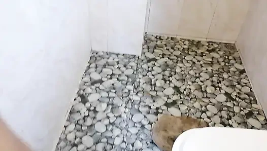 Milftrip azgın atletik üvey anne üvey oğlunu evde seks banyosuyla karşılıyor