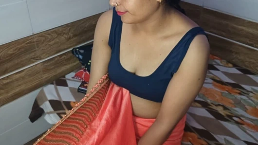 Hintli güzel kadın evlilik yıldönümlerinde amını kocasına hediye etti.