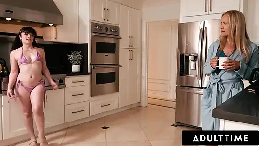 ADULT TIME - yaramaz pixie smalls arzulu üvey babası onu azdırmaya devam ediyor ve sinsi tutkulu seks yapıyor