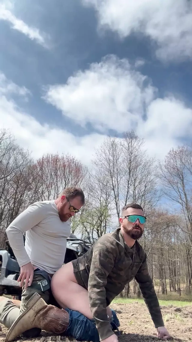 Redd использует Sonn четыре колеса в горах.