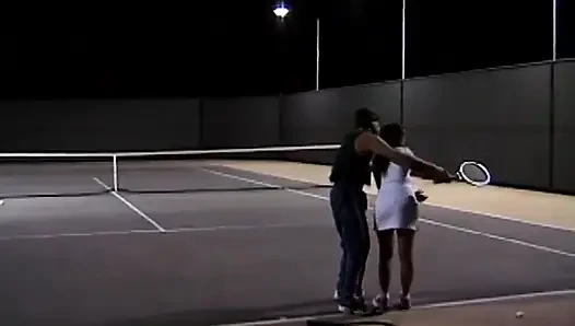 Genç ve sevimli kız tenis kortunda antrenörü tarafından sikiliyor ve götünü sikiyor