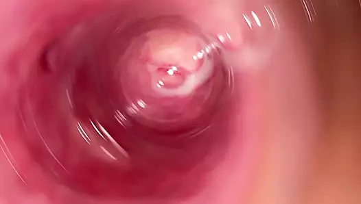 Kamera Mia'nın küçük kremsi amının derinliklerinde