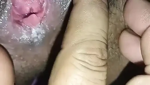 Üvey üvey kız kardeş amcık masajı