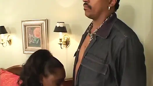 Büyük götlü zenci kız büyük siyah yarak emiyor anal sikiliyor