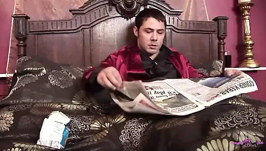 Beyaz adam yaramaz hissettiğinde onu tatmin etmek için zenci hizmetçisine bağlıyor