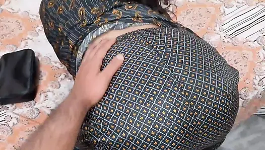 ( Hintli randi ki chudai )Ona para verdi ve sikti - Hintli kız ve yabancı