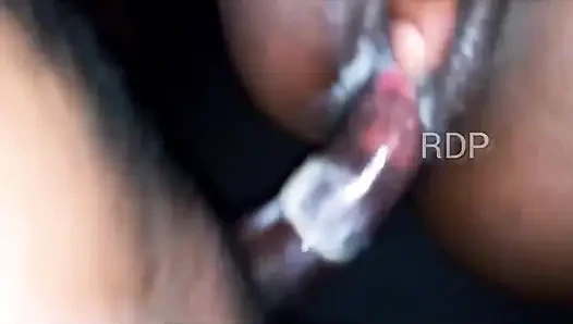 Genç üniversiteli kız onu sikerken ıslak suyunda vibratör kullanıyor