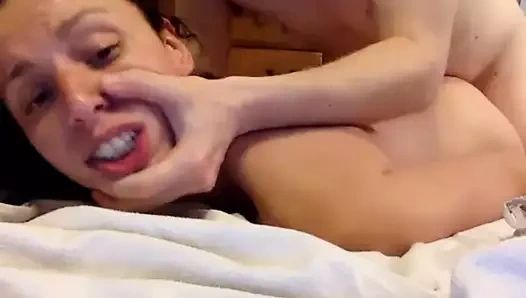 Sikikleri bir esmer kız ve boşalan üzerinde ona