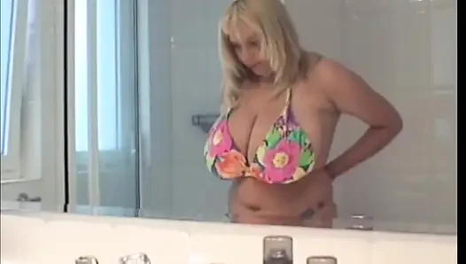 Inesse duş alıyor ve boşalıyor
