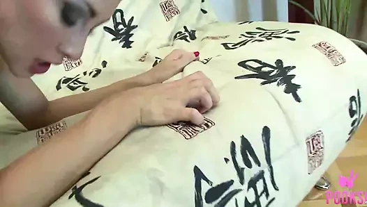 Yüksek topuklu piliç Adele sikildikten sonra ayakla muamele çekiyor