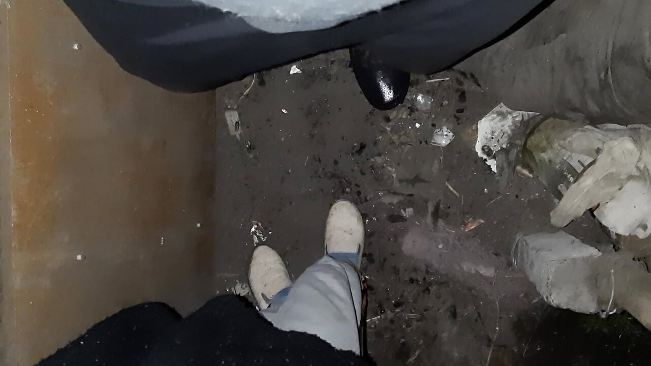 Yürüyüşten sonra, iki yabancı köylü kız ahırda edepsizce konuşarak ateşli bir şekilde sikiliyor - lesbian-candys