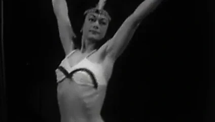 50'lerin striptizcisi sahnede.