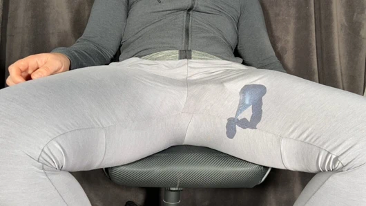 Gri eşofmanlı eller serbest döl