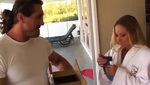 Lezzetli şişman götlü kalın sarışın arkadan sikiliyor