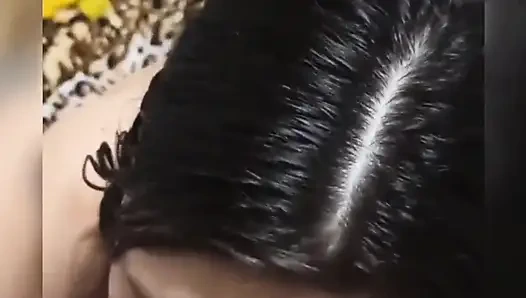 Azgın üvey kız kardeş ebeveynleri onları yalnız bıraktığında üvey erkek kardeşinin sikini emiyor