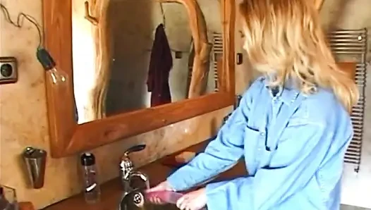 Kızlar yarak yemeyi ve büyük yaraklarla götten sikilmeyi seviyor