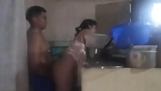 Patron beni sikmek için mutfağa geliyor, yarağı beni heyecanlandırıyor