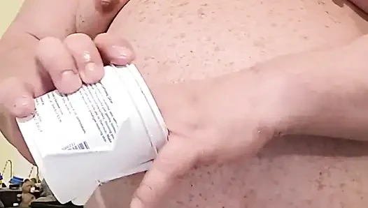 Bear Gene Wade büyük yarağını okşuyor ve boşalıyor