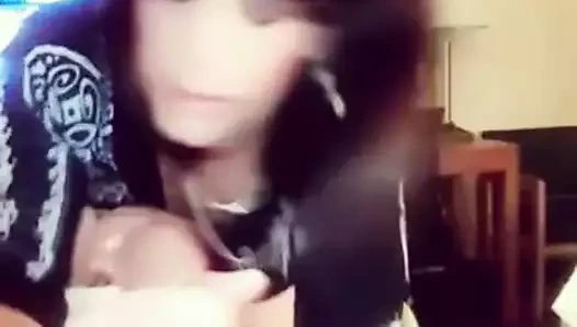 Güzel kız o harika ödülü alıyor!