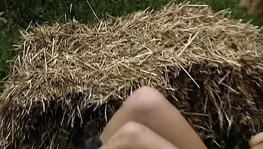 Alman sarışın amcık yalayan lezbiyenler açık havada eğleniyor