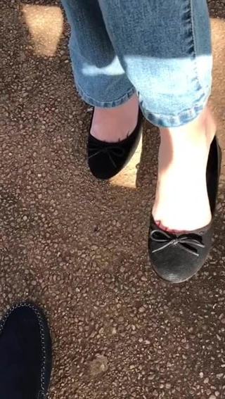 Düz güzel ayaklarla sarkan