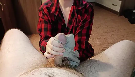 Üvey annem mastürbasyon yapmak ve boşalmak için külot seçiyor