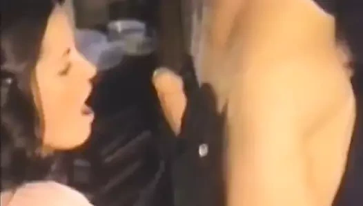 Kız kardeş olmayan kız üvey erkek kardeşine boşalmak için veriyor