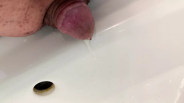 Маленький пенис писает