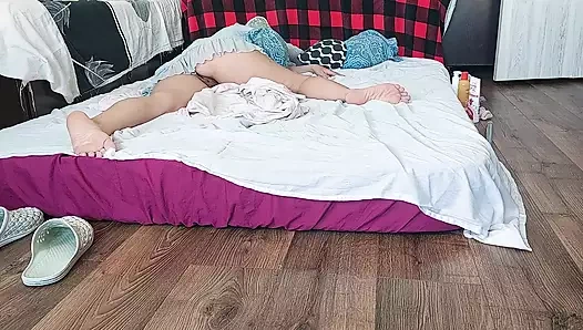 Ateşli amatör bir çiftin vücuda yağ ile şehvetli masajı. Bunu yapıncaya kadar kadın bana mastürbasyon yapıyor.