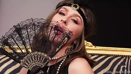 İri göğüslü pawg klasik çorap temasıyla mastürbasyon yapıyor