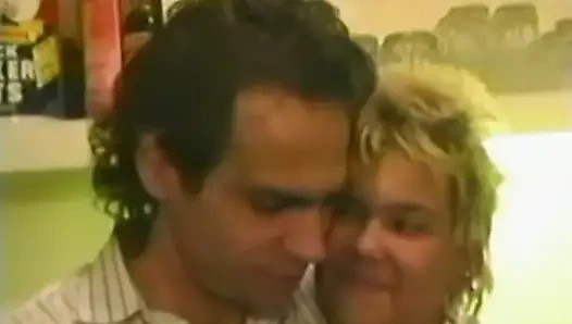 Çekici sarışın kadın onu yatakta arkadan alır