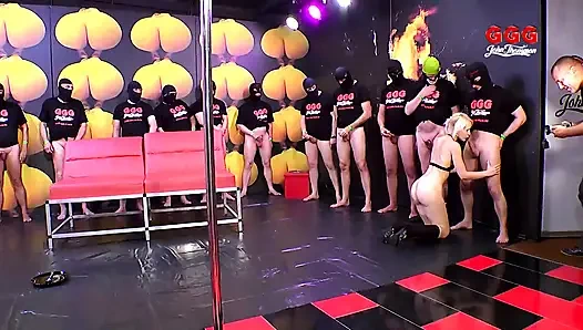 Sarışın genç kız sakso çekmeyi ve ggg john thompson'ı yutmayı seviyor