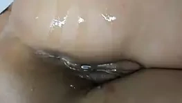 Sıska kız Mastürbasyon süre izlerken porno