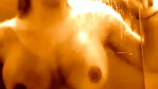 Grazi mourao nua no banho