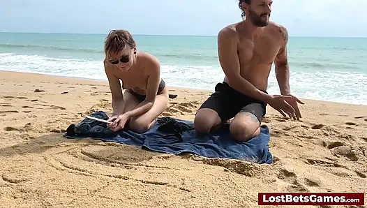 Azgın bir çift plajda striptiz tic tac toe oynuyor