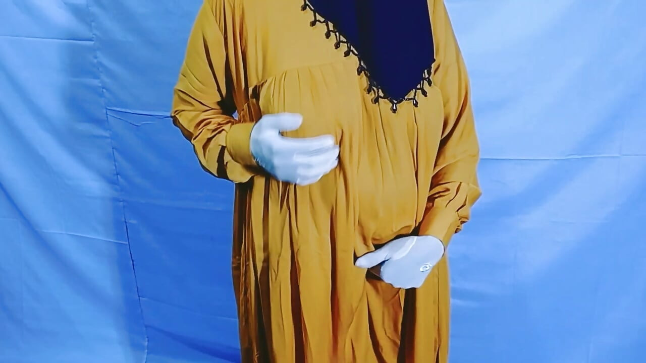Hintli güzel kadın giyim fabrikasında çalışırken sikiliyor