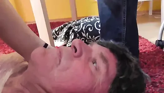 Yaşlı köle sahibesinin sikilmesini izlemeli